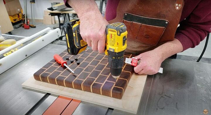 cmo crear una impresionante tabla de cortar de madera de ladrillo, A ada los pies de goma