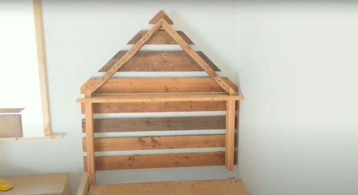 cabecero en forma de casa de palets para un dormitorio infantil compartido, DIY Cabecero de Palet Reciclado