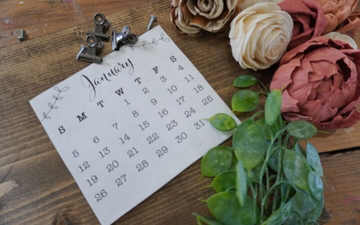 idea rpida de regalo calendario de tablero de madera con flores de madera