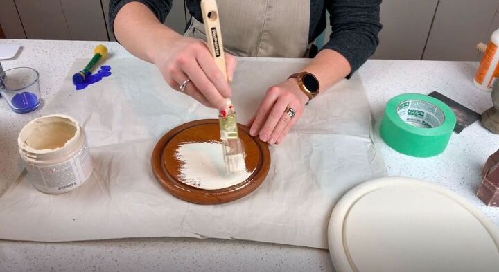 crea una bandeja expositora reciclada para tu cocina, Pintar el tablero