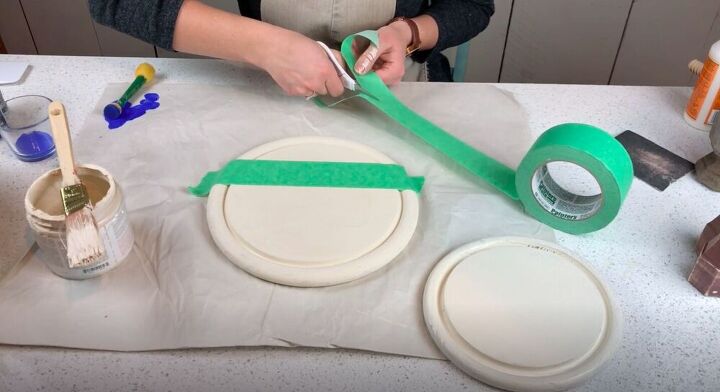 crea una bandeja expositora reciclada para tu cocina, Cortar la cinta