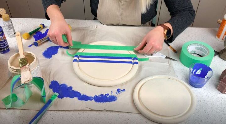 crea una bandeja expositora reciclada para tu cocina, A adir cinta adhesiva debajo