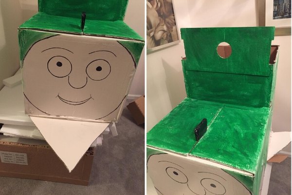 duas casas de papelo de uma caixa reciclada trem e foguete