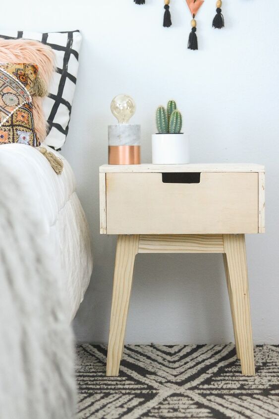 15 hermosas ideas de muebles de bricolaje para probar si ests cansado de ikea, Mesita de noche DIY con 2x3 s
