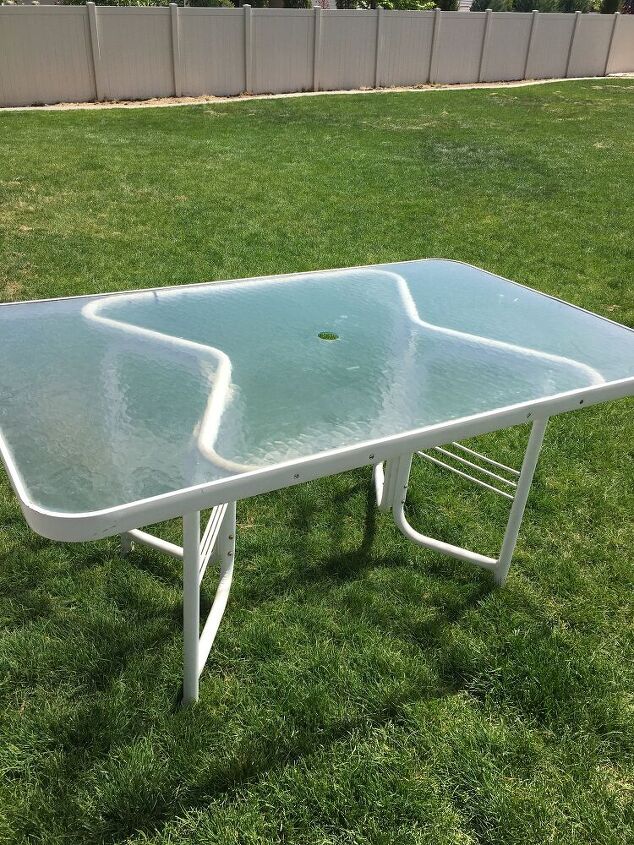 convierte una mesa de cristal en una de madera como por arte de magia