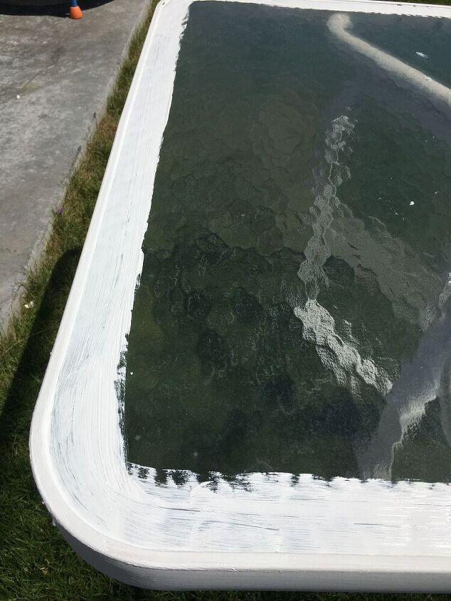 convierte una mesa de cristal en una de madera como por arte de magia