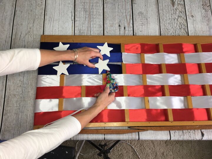 12 magnficas ideas de decoracin patritica para 2020, Puerta reciclada convertida en bandera americana
