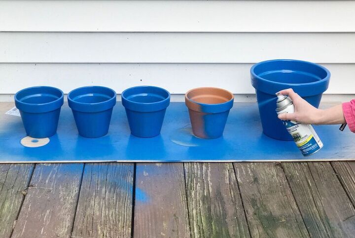 las formas ms bonitas de decorar el porche para el verano, Convierte las macetas de terracota en azules para conseguir la idea m s bonita para el porche