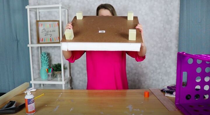 construye un taburete de bricolaje con almacenaje a partir de un simple cajn, Agarrado a la pared