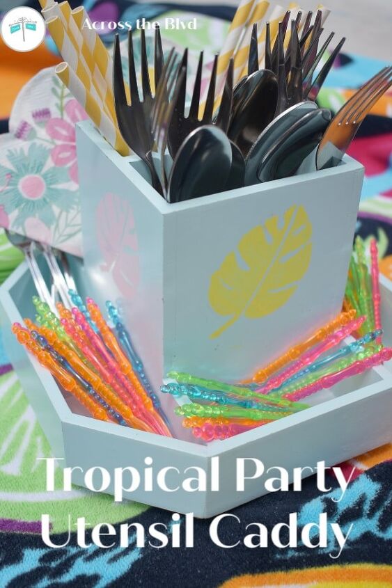 cesta de utensilios para una fiesta tropical