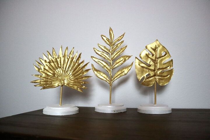 13 ideas decorativas para estilizar tus estanteras, Estatuas de pan de oro