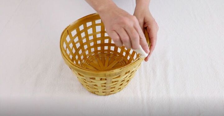 crea tu propia lmpara colgante de granja a partir de una simple cesta, Limpiar con un pa o