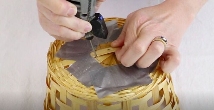 crea tu propia lmpara colgante de granja a partir de una simple cesta, Recorte el agujero