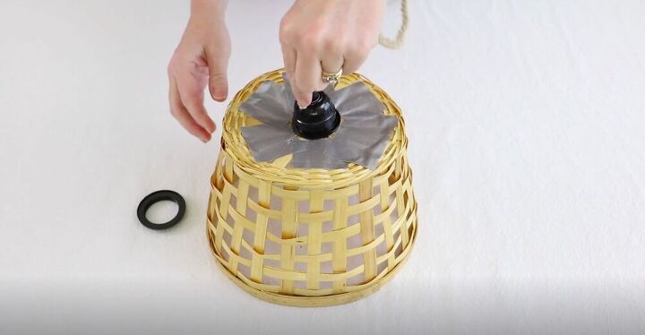 crea tu propia lmpara colgante de granja a partir de una simple cesta, Montar la l mpara