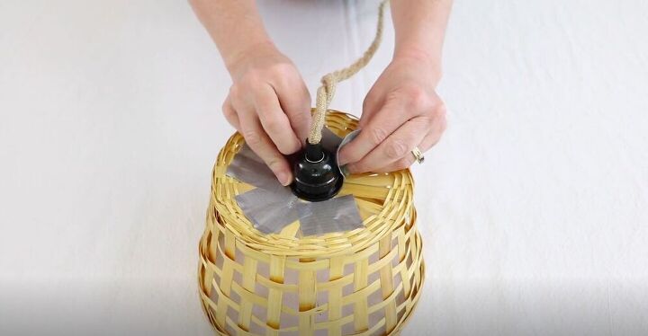 crea tu propia lmpara colgante de granja a partir de una simple cesta, Retire la cinta adhesiva