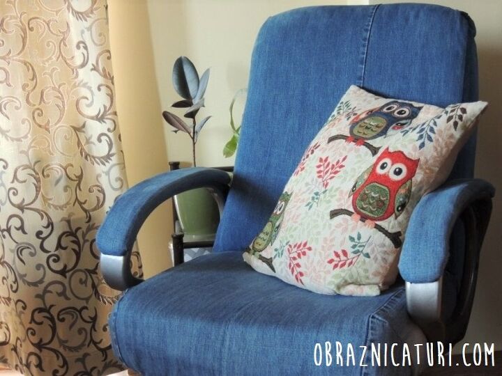 13 maneras de hacer que trabajar desde casa sea ms cmodo, Cambio de imagen elegante Cubierta de jeans para una vieja silla de oficina