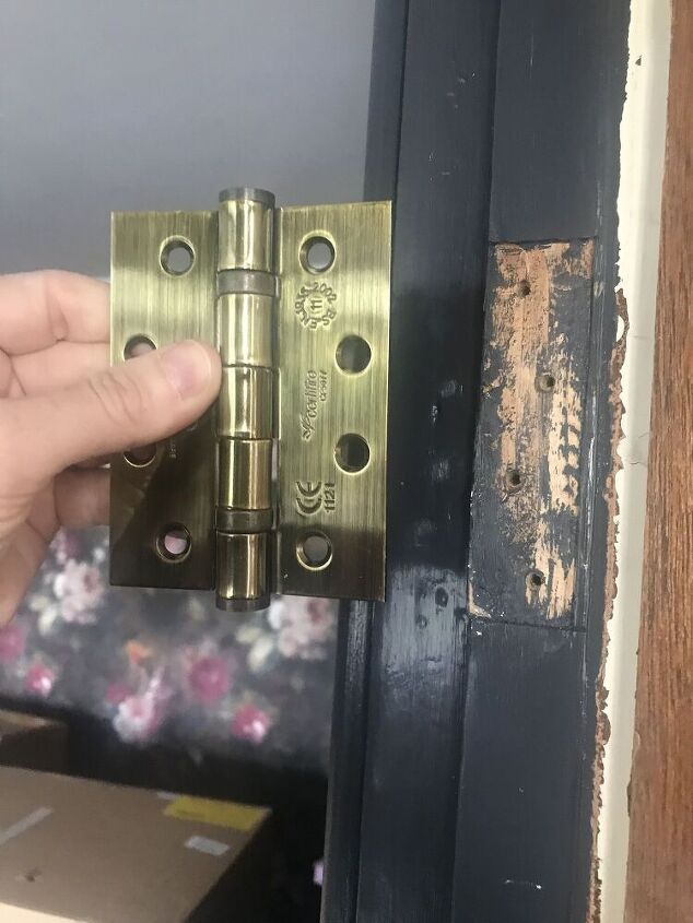 meu melhor conselho para anexar novas dobradias de porta a uma moldura antiga