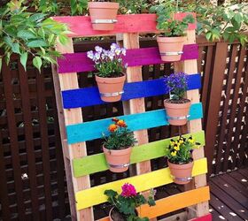 14 proyectos con palets que mejorarn seriamente tu verano este ao, Jard n de flores de palets reciclados con forma de arco iris