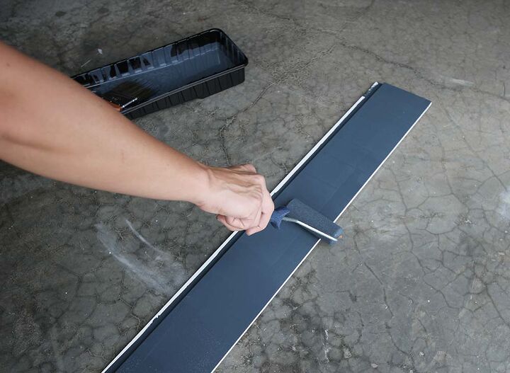 4 maneiras bonitas de usar um teto inclinado desconfortvel para sua vantagem, Como criar uma parede de acento de ripa vertical escura