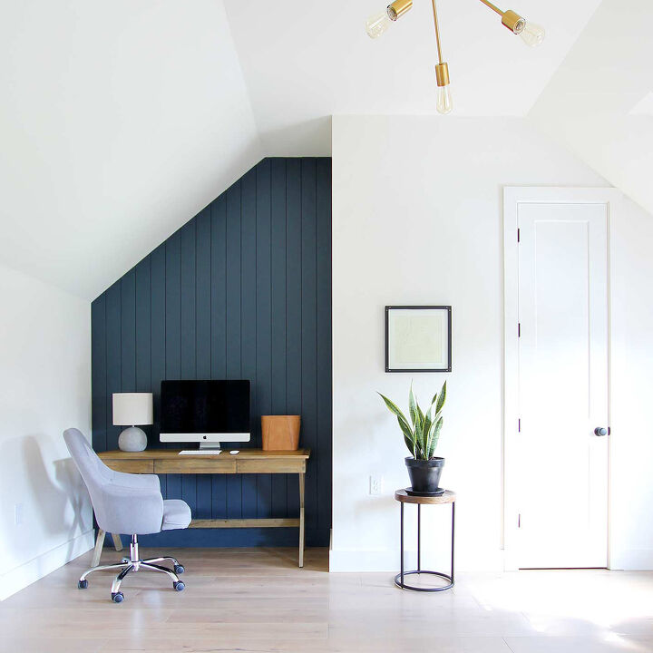 4 maneiras bonitas de usar um teto inclinado desconfortvel para sua vantagem, Como criar uma parede de acento de ripa vertical escura