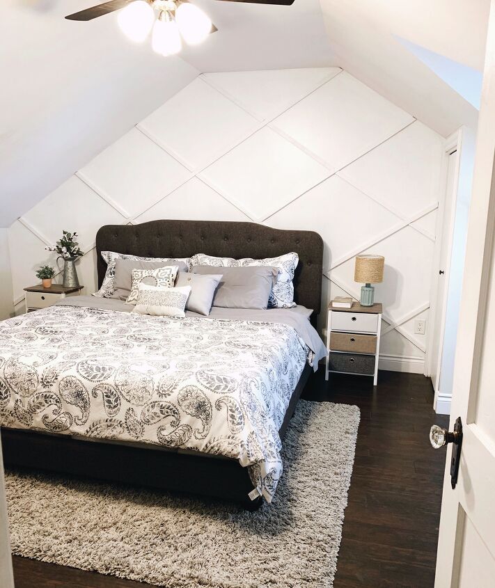 4 maneiras bonitas de usar um teto inclinado desconfortvel para sua vantagem, Parede de design de moldagem no quarto