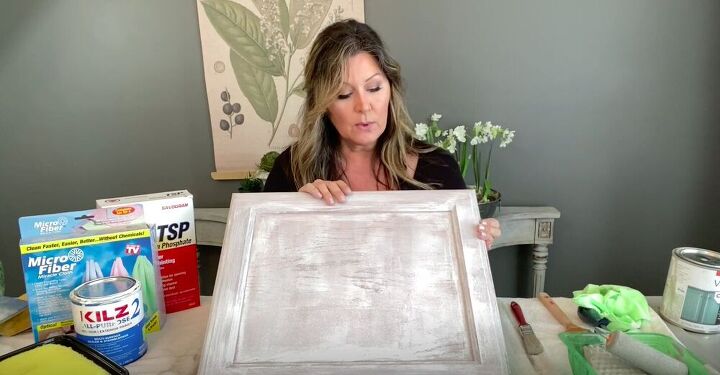 renueva los armarios de tu cocina con este tutorial de pintura, Cubrir con imprimaci n