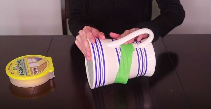 crea un jarrn con pintura de imitacin inspirado en anthropologie por 10, Alinear la cinta adhesiva