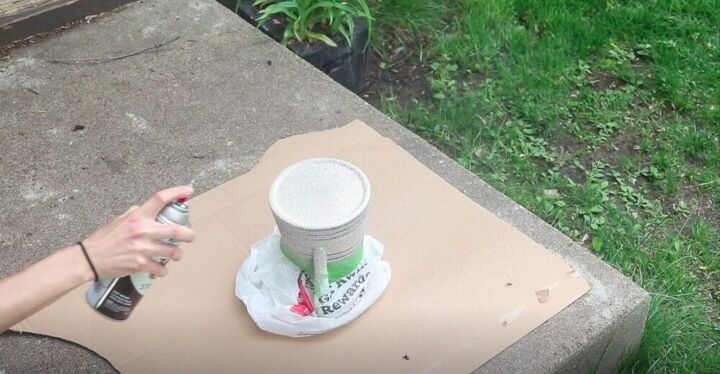 crea un jarrn con pintura de imitacin inspirado en anthropologie por 10, Pintar el fondo