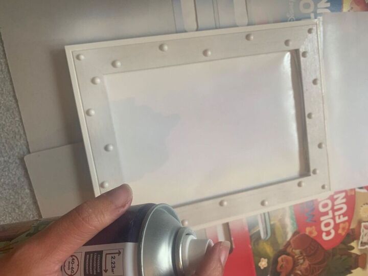marco de fotos reciclado con cuentas de perlas y pintura en aerosol