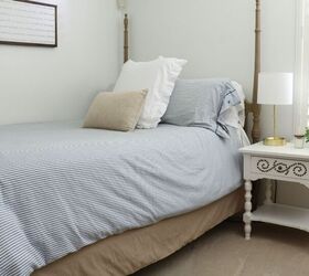 10 maneras de dar a sus muebles un aspecto de alta gama con un presupuesto, Mesita de noche tapizada con clavos