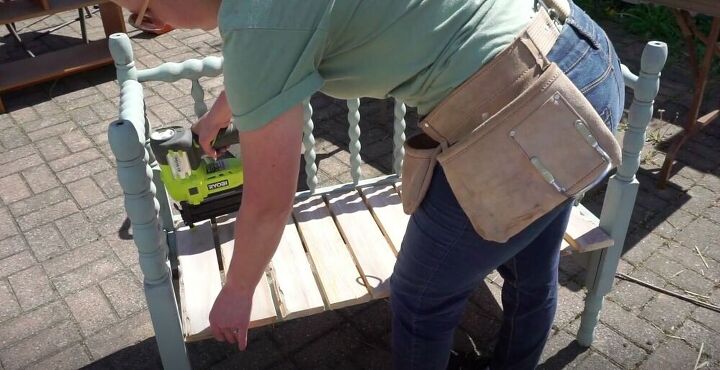 reaproveite uma cabeceira antiga para fazer o banco de varanda perfeito, Adicionar slats verticais