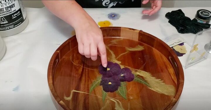 decorar una bandeja de resina con flores prensadas para la decoracin del hogar, A ada el dise o de las flores