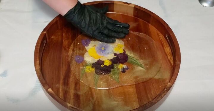decorar una bandeja de resina con flores prensadas para la decoracin del hogar, Extienda la resina
