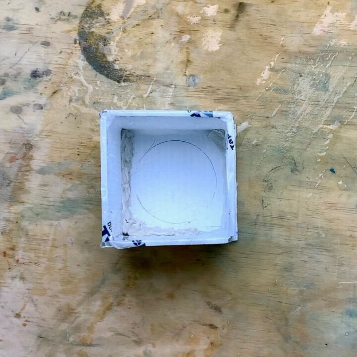 haz un molde de silicona para una maceta de cemento con textura