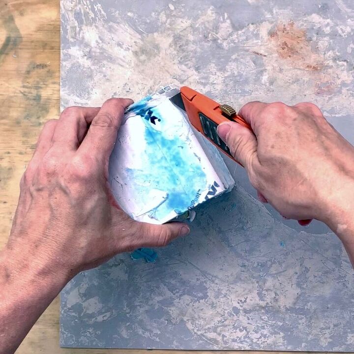haz un molde de silicona para una maceta de cemento con textura