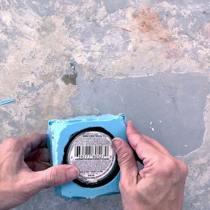 haz un molde de silicona para una maceta de cemento con textura