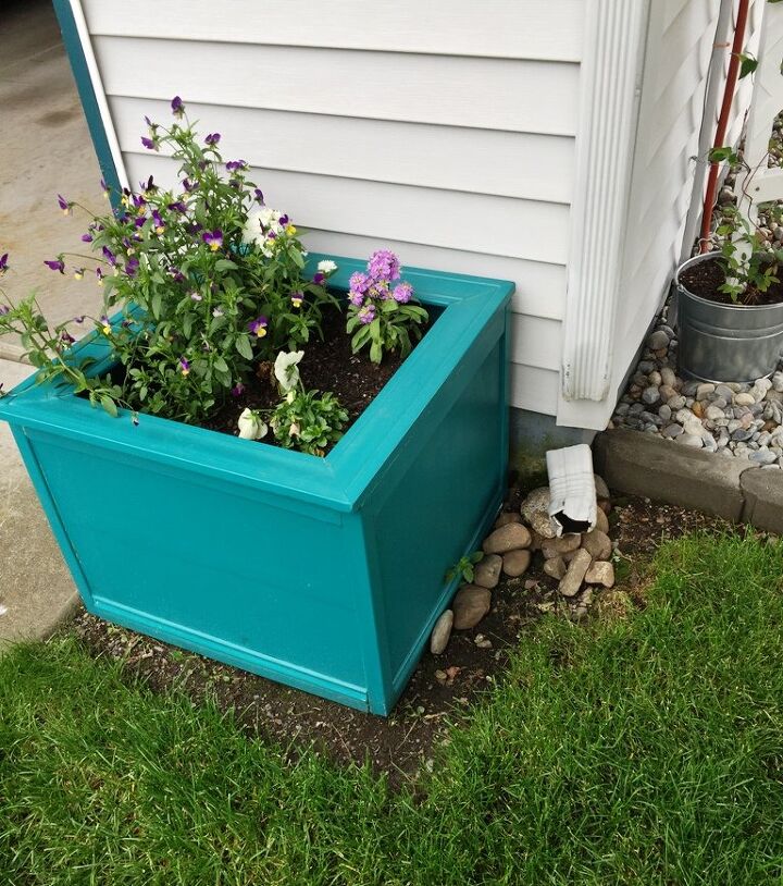 How to Redirect Rainwater From a Downspout