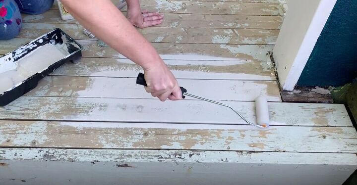 crie um tapete falso na varanda da frente e receba seus convidados com estilo, pintar com um rolo