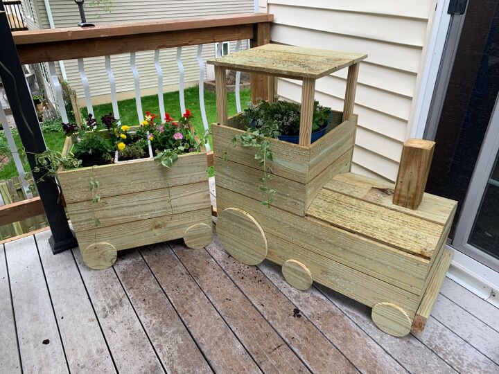 make your front yard stand out with these 15 diy planter box ideas, Use fence pickets to make a train planter