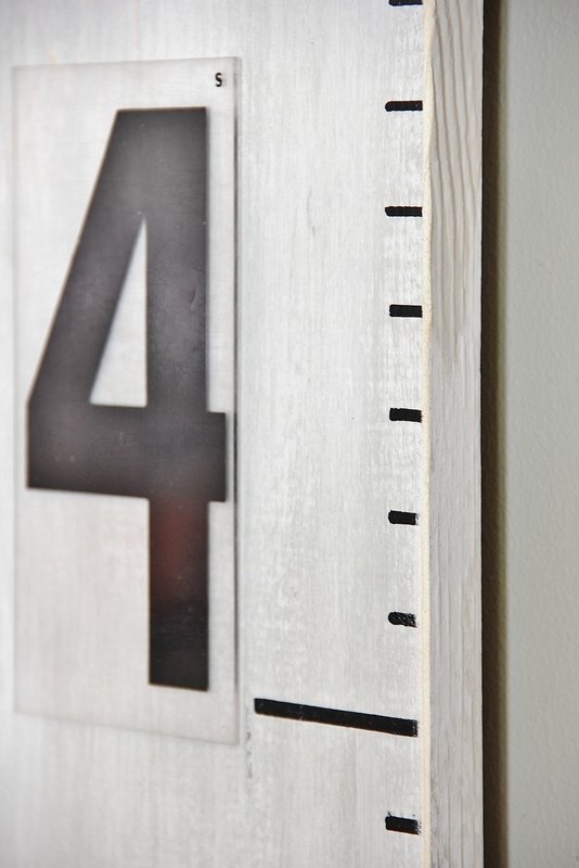 10 farmhouse art wall decor ideas on a budget, Growth Chart With Vintage Marquee Numbers