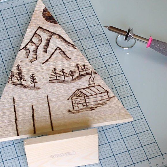 pirografia de paisagem montanhosa em madeira