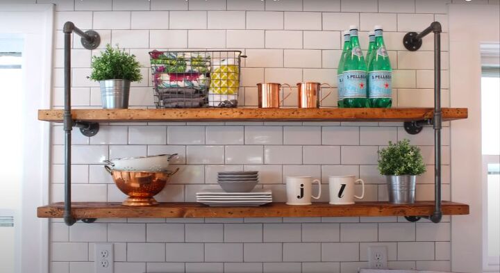 10 ideas geniales de almacenamiento en la cocina que son mejores que los gabinetes, Construya usted mismo los estantes de tubo de granja DIY