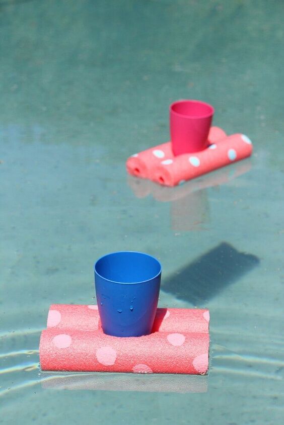 las 20 mejores ideas para piscinas que querr copiar este fin de semana, Bricolaje f cil Portabebidas flotante