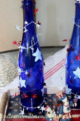 10 ideas de decoracin para la fiesta del 4 de julio, Centro de mesa con botellas de vino del 4 de julio
