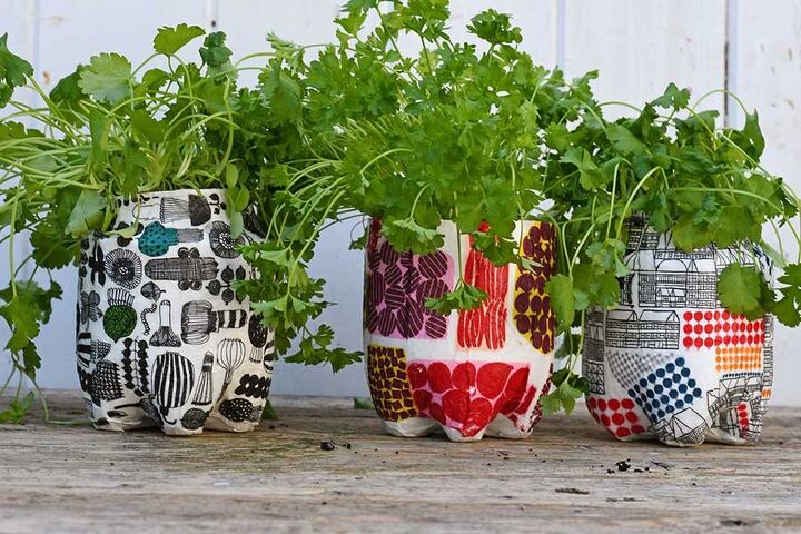 23 impresionantes ideas de macetas de interior que alimentarn tu adiccin a las, Jardineras Marimekko recicladas