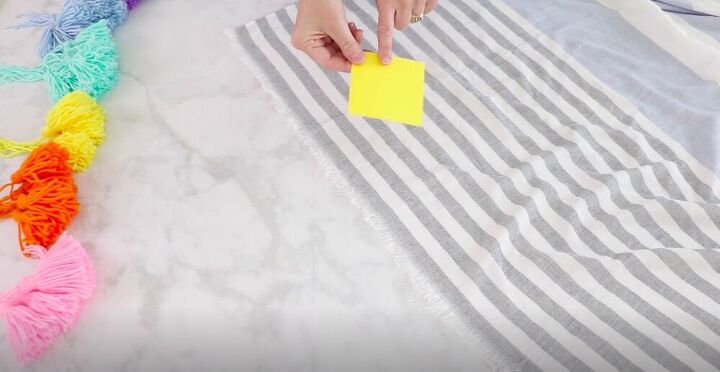 adicione um toque festivo a um cobertor velho com borlas caseiras, Use o papel o para medir