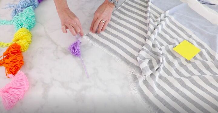 adicione um toque festivo a um cobertor velho com borlas caseiras, coloque a borla