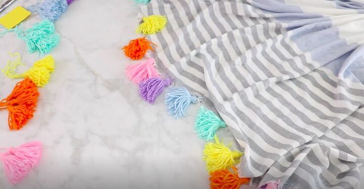 aade un toque festivo a una vieja manta con borlas caseras, DIY Manta de borlas arco iris