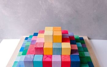  Faça você mesmo uma grande pirâmide de blocos de construção inspirada nos brinquedos de Grimm