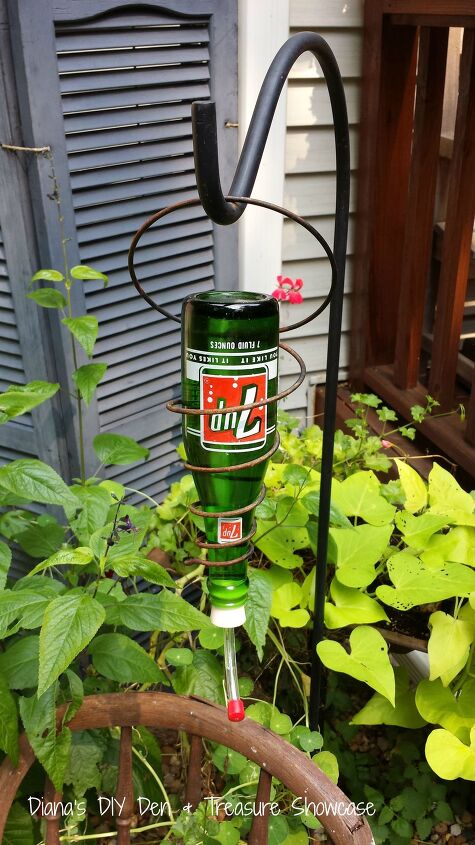 15 ideas nicas de decoracin de exteriores que harn sonrer a tus vecinos, Botella de refresco vintage y alimentadores de colibr es Bedspring